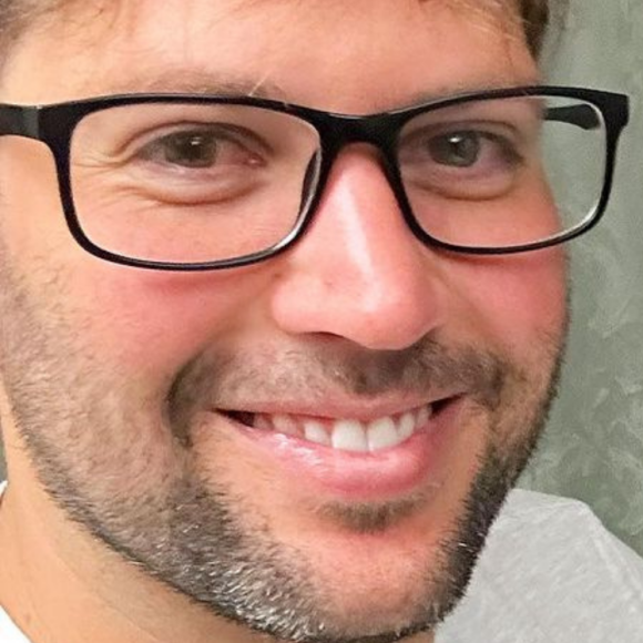 Gustavo Leão: o food truck do ex-ator passou por uma aquaplanagem e tombou, causando uma explosão no forno. Ele conseguiu sair do carro a tempo