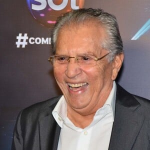 Carlos Alberto de Nóbrega sofreu um acidente doméstico. O humorista caiu da escada ao tropeçar em um chinelo. Ele sofreu um sangramento interno na cabeça