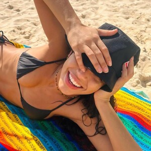 Giovana Cordeiro é apaixonada por biquíni, praia e piscina