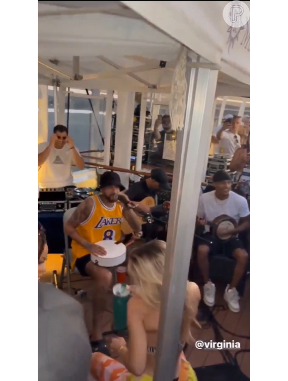 Na quinta, 28 de dezembro de 2023, Neymar toca pagode com seus parças no seu cruzeiro e Virginia dança por perto