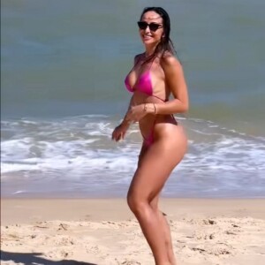 Sabrina Sato ainda sorriu e fez pose para o vídeo, dando um toque de sensualidade ao registro