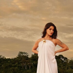 A modelo Andressa Suita escolheu um vestido sem alças e com modelagem fluida para o Ano-Novo