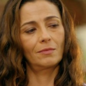 Em Fuzuê, Emília (Cyria Coentro) é filha de Mercedes, personagem de Ana Lucia Torre