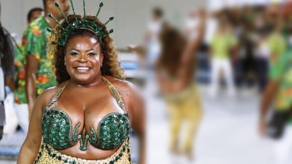 Com decote no bumbum e cintura em evidência, Jojo Todynho rouba a cena em look de brilho no Pré-Carnaval