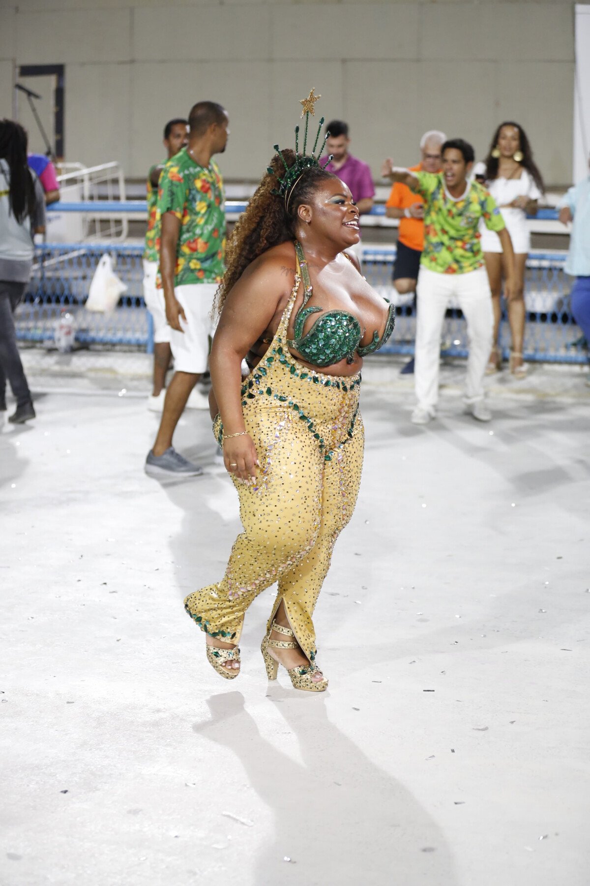 Foto: Jojo Todynho usou um top verde e calça amarela com brilho para ensaio de  carnaval 2024 - Purepeople