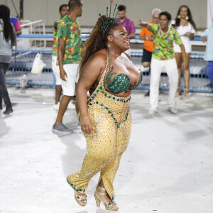 Jojo Todynho usou um top verde e calça amarela com brilho para ensaio de carnaval 2024