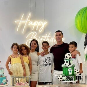 Cristiano Ronaldo tem cinco filhos no total