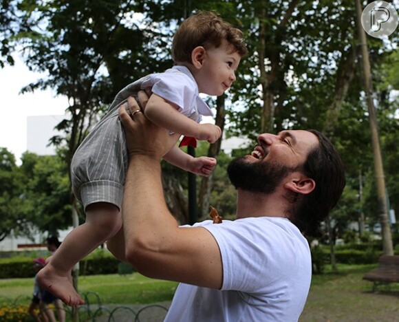 Marco brinca com o filho, Alexandre, de 10 meses
