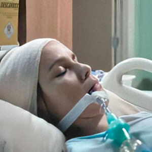 Na novela 'Terra e Paixão', Lucinda (Debora Falabella) sairá do coma após presença de uma pessoa que ama.