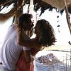 Ester (Grazi Massafera) e Cassiano (Henri Castelli) ficam juntos novamente na cabana em que namoravam há sete anos atrás, em 'Flor do Caribe'