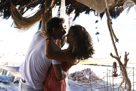 Ester (Grazi Massafera) e Cassiano (Henri Castelli) ficam juntos novamente na cabana em que namoravam há sete anos atrás, em 'Flor do Caribe'
