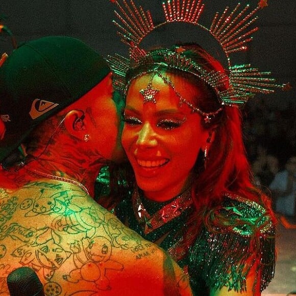 Anitta e MC Daniel trocaram carinhos durante a apresentação