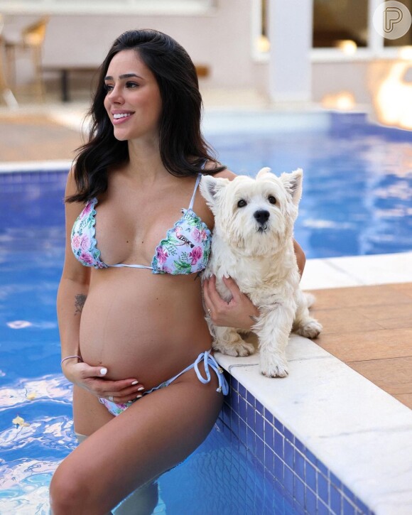 Já com a gravidez avançada, Bruna Biancardi elegeu esse biquíni fio-dental floral para cliques na piscina