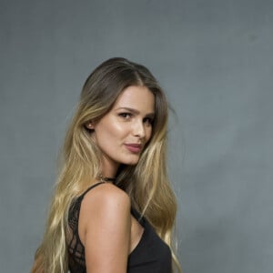 Yasmin Brunet foi a Stephanie na novela 'Verdades Secretas'. Adepta do 'book rosa', chega a se envolver com Bruno (João Vitor Silva), filho de Alex (Rodrigo Lombardi), por dinheiro