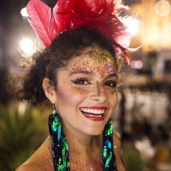 Tiaras com penas são acessórios clássicos no Carnaval e fáceis de fazer!