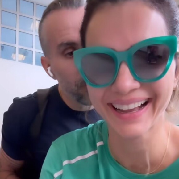 Kelly Key ainda ganhou um beijinho do marido, Mico Freitas, e reagiu toda feliz