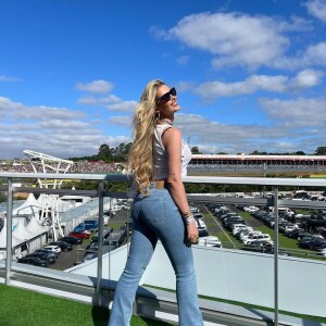 Com a ajuda de um personal trainer, Yasmin Brunet faz um treino tecnonólogico chamado eletroestimulação