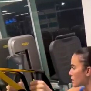 Após curtir suas férias, Bruna Marquezine foi filmada de volta aos treinos