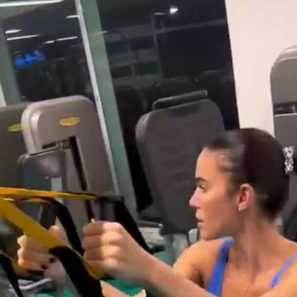 Após curtir suas férias, Bruna Marquezine foi filmada de volta aos treinos