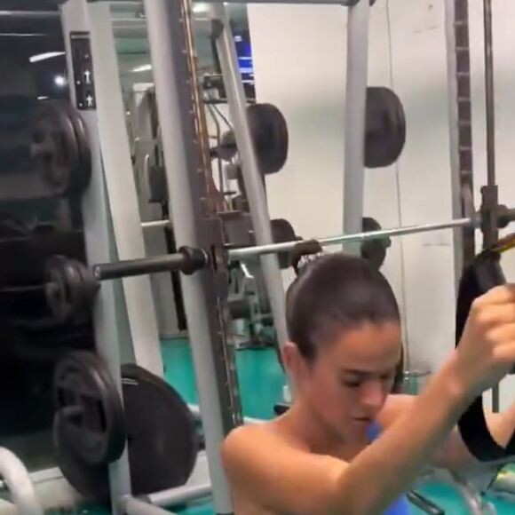 O personal trainer Chico Salgado mostrou Bruna Marquezine fazendo uma sequência de agachamentos