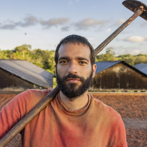 José Inocêncio (Humberto Carrão) De origem desconhecida, sem posses e sozinho no mundo, chega ao sul da Bahia aos 25 anos, munido somente de coragem, um facão e um diabinho dentro de uma garrafa, na novela 'Renascer'
 