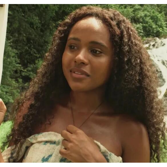 Maria Santa (Duda Santos) é filha de Venâncio (Fabio Lago) e Quitéria (Belize Pombal) e irmã mais nova de Marianinha, Santinha, como também é conhecida, vive sob as rédeas do pai e da moral conservadora na novela Renascer
 