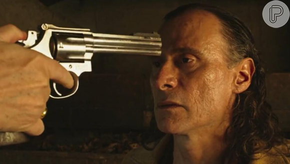 Coronel Firmino (Enrique Diaz) é um homem difícil e pai de Egídio (Vladimir Brichta) na novela Renascer