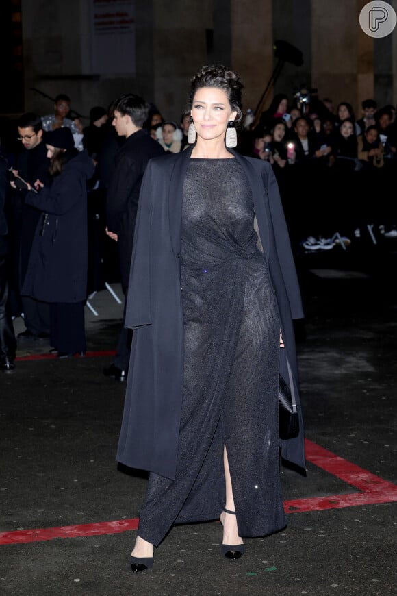 Usando um look all black e brincos estilosos, Maria Fernanda Cândido mostrou beleza natural na Paris Fashion Week