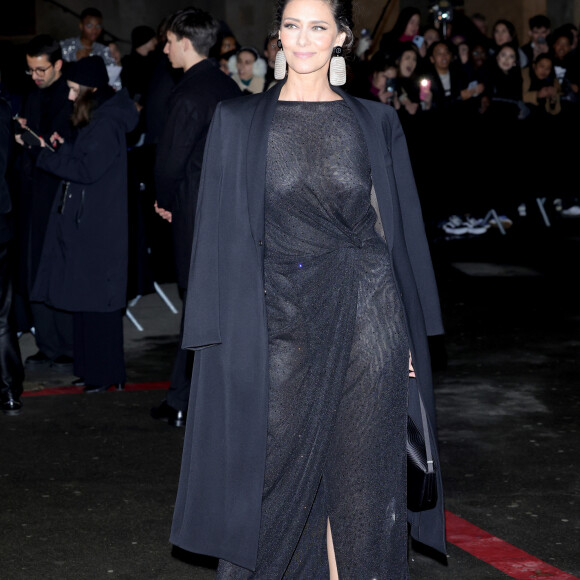 Usando um look all black e brincos estilosos, Maria Fernanda Cândido mostrou beleza natural na Paris Fashion Week