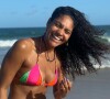 Aline de 'Terra e Paixão', Barbara Reis curte praia de Pernambuco com biquíni fio-dental