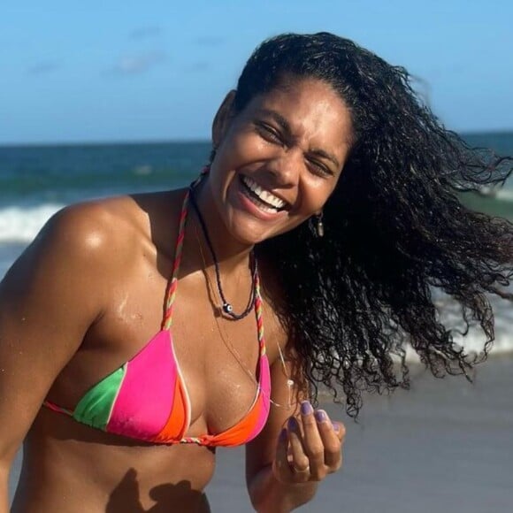 Aline de 'Terra e Paixão', Barbara Reis curte praia de Pernambuco com biquíni fio-dental