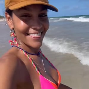Barbara Reis compartilhou fotos em seu perfil do Instagram e stories se divertindo na Praia de Boa Viagem, em Recife
