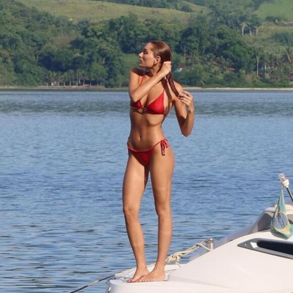 Sasha Meneghel surge em novas fotos de biquíni e magreza excessiva gera polêmica entre fãs