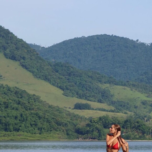 Sasha Meneghel, em uma das poses, mostrou suas costelas e deu o que falar