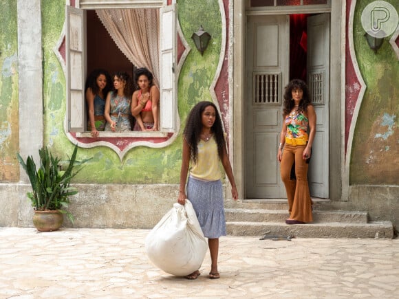 Em 'Renascer', Venâncio (Fábio Lago) larga Maria Santa (Duda Santos) na frente da casa de Jacutinga (Juliana Paes), que acolhe a menina