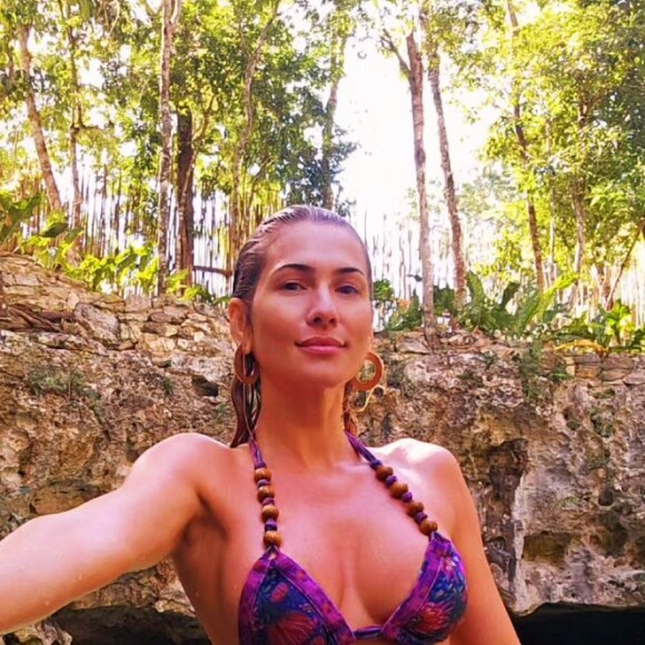 Usando apenas um biquíni roxo com texturas, Lívia Andrade mostrou sua virilha lisinha e encantou seguidores