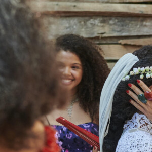 Em Renascer, Jacutinga (Juliana Paes) faz um carinho em Maria Santa (Duda Santos) antes do casamento com José Inocêncio (Humberto Carrão)