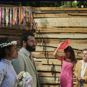 Em Renascer, o casamento de José Inocêncio (Humberto Carrão) e Maria Santa (Duda Santos) celebrado por Padre Santo (Chico Diaz) na casa de Jacutinga (Juliana Paes). Os noivos se beijam e todos comemoram.