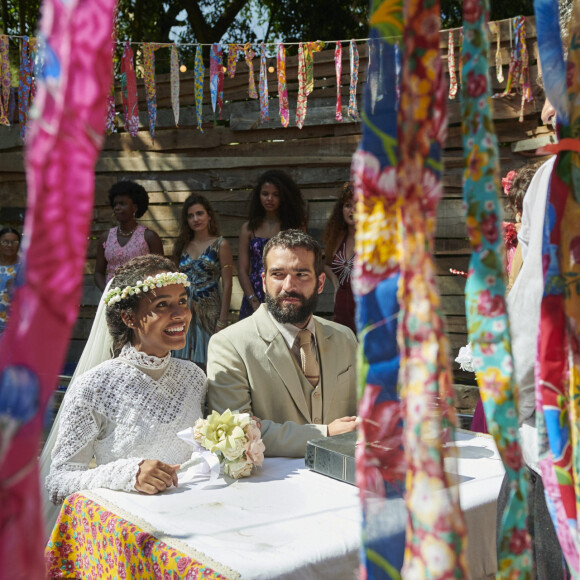 Em Renascer Padre Santo (Chico Diaz) celebra o casamento de José Inocêncio (Humberto Carrão) e Maria Santa (Duda Santos)