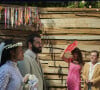 Em Renascer, o casamento de José Inocêncio (Humberto Carrão) e Maria Santa (Duda Santos) celebrado por Padre Santo (Chico Diaz) na casa de Jacutinga (Juliana Paes). Os noivos se beijam e todos comemoram.