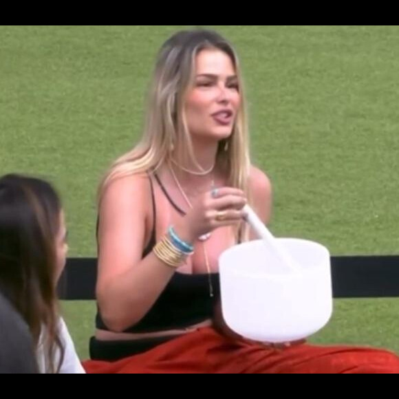 Ritual com cristais realizado por Yasmin Brunet no 'BBB 24' é baseado na crença de que os cristais têm propriedades curativas e energéticas