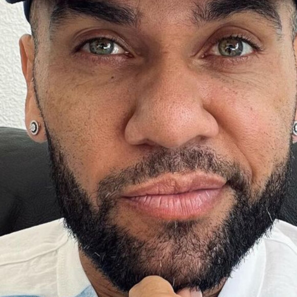 Julgamento de Daniel Alves: Justiça espanhola contraria defesa do jogador, permite imprensa e abre exceção sobre vítima