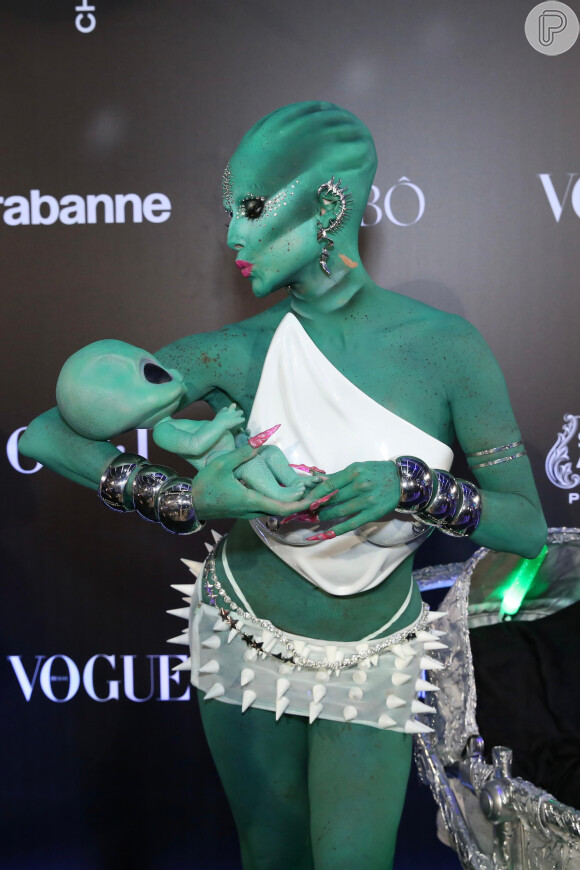 Baile da Vogue 2024: veja fotos dos looks intergaláticos das famosas na festa de Carnaval mais luxuosa do Rio de Janeiro
