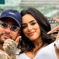 Bruna Biancardi ganha abraço íntimo de Neymar em aniversário do jogador e foto gera polêmica na web: 'Gosta de levar chifres'
