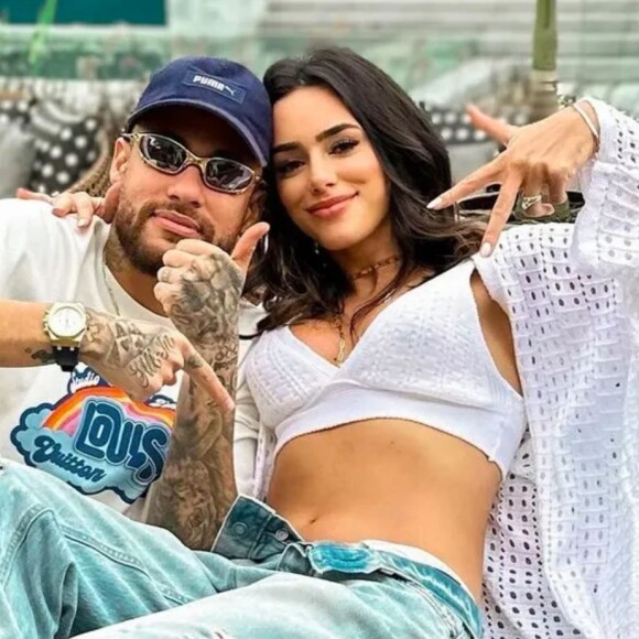 Bruna Biancardi ganha abraço de Neymar em aniversário do jogador e foto gera polêmica na web