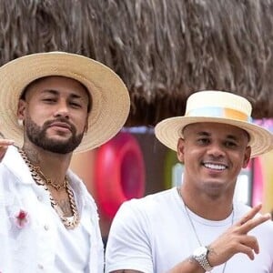 Para a ocasião, Neymar elegeu um look branco cheio de flores coloridas que deu o que falar na internet