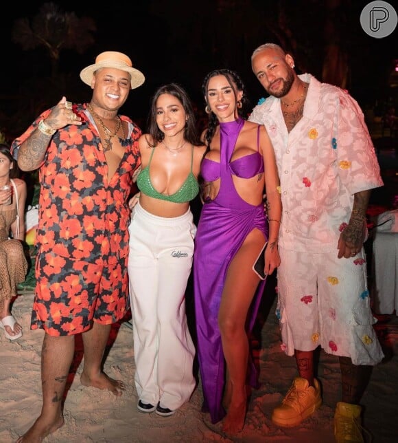 Em uma das fotos, Neymar surgiu ao lado de Bruna Biancardi e o casal Giovanna Roque e MC Ryan