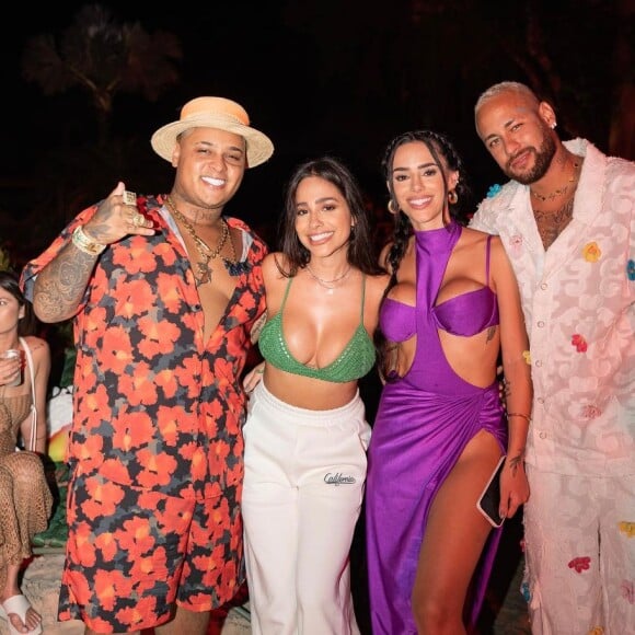 Em uma das fotos, Neymar surgiu ao lado de Bruna Biancardi e o casal Giovanna Roque e MC Ryan