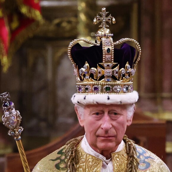 Rei Charles III vai se afastar dos compromissos públicos, mas seguirá à frente do trono britânico