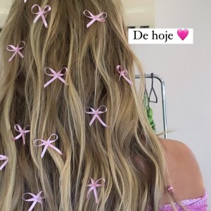 Giovanna Ewbank começou mostrando, na última segunda (05) a produção de um cabelo cheio de fitas rosas para um trabalho